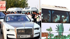 ഷാരൂഖിനും രൺബീറിനും റോൾസ് റോയ്സ്, മറ്റുള്ളവർക്ക് ബസ്; അംബാനി കല്യാണത്തിന് തിളങ്ങിയ വാഹന ലോകത്തെ സെലിബ്രിറ്റികൾ