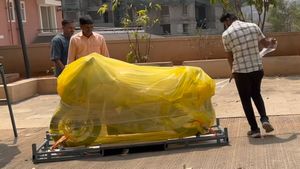 നാല് ലക്ഷം രൂപയുടെ സ്പോർട്സ് ബൈക്ക് പെട്ടിയിലാക്കി വീട്ടിലെത്തിച്ചു, വൈറൽ ഡെലിവറി വീഡിയോ കണ്ടോ