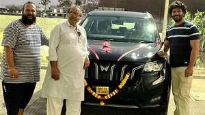 അച്ഛന്റെ പിറന്നാളിന് 27 ലക്ഷത്തിന്റെ എസ്‌യുവി സമ്മാനം, XUV700 ഗിഫ്റ്റ് കൊടുത്ത നടന് കൈയടിച്ച് സോഷ്യൽ മീഡിയ