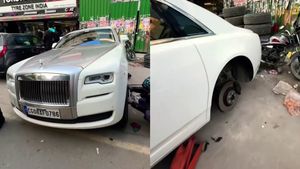 ആനയെ വാങ്ങാന്‍ കാശുണ്ട് തോട്ടി വാങ്ങാനില്ലേ? 'എയറിലായ' റോള്‍സ് റോയ്‌സ് മുതലാളി ചെയ്തത് കണ്ടോ...