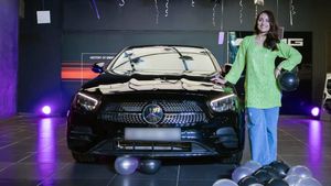 ഇതൊക്കെ കാണുമ്പോ യൂട്യൂബർ ആകണമെന്ന് തോന്നിപോകും, പുത്തൻ ഇ-ക്ലാസ് സ്വന്തമാക്കി ഇൻഫ്ലുവൻസർ സുന്ദരി