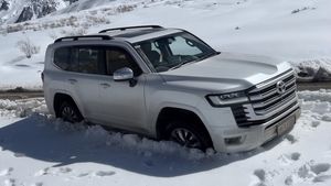 'മഞ്ഞിൽ മുരളി'...! മഞ്ഞിൽ കുടുങ്ങിയ ലാൻഡ് ക്രൂയിസറിന് രക്ഷകനായി ഡിഫൻഡർ, വൈറൽ വീഡിയോ കാണാം