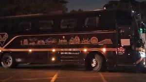 കറങ്ങുന്ന കസേരയ്ക്ക് മുടക്കിയ കാശ് ഖുദാ ഹവാ; നവകേരള ബസ് ഇനി റൂട്ടിലോടും