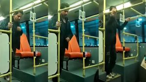 ബസിൽ സഹയാത്രികനായി ഷാരൂഖ്, കിംഗ് ഖാൻ ഹമ്പിൾ & സിമ്പിൾ എന്ന് ആരാധകർ; വീഡിയോ വൈറൽ