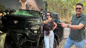 ടാറ്റയെന്ന പേര് പോരെ! ജീവന്‍ രക്ഷിച്ച കാര്‍ തന്നെ രണ്ടാമതും വാങ്ങി ദമ്പതികള്‍