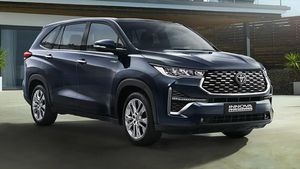 മൈലേജ് കുറച്ച് കുറഞ്ഞാലും യാത്ര സുഖം ഗ്യാരണ്ടി! ഇന്നോവ ഹൈക്രോസിന് പുത്തന്‍ പെട്രോള്‍ വേരിയന്റ്