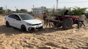 ഫോക്‌സ്‌വാഗൺ വെർട്ടിസിന് രക്ഷകനായി ട്രാക്ടർ, വൈറൽ വീഡിയോ കാണാം