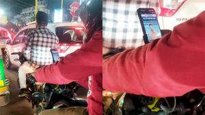 സ്ട്രീറ്റ് ലൈറ്റ് വെളിച്ചത്തില്‍ മാത്രമല്ല ട്രാഫിക്കിലും പഠിക്കാം; ഡെലിവറി ബോയ്ക്ക് കൈയ്യടിച്ച് സോഷ്യല്‍ മീഡിയ