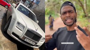 എടാ എന്തൊക്കെയാടാ നടക്കുന്നേ..! റോള്‍സ് റോള്‍സ് കഴുകുന്നത് 