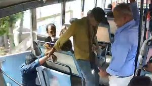 മിന്നൽ മുരളിയെ വെല്ലും സേവ്! യാത്രക്കാരനെ ഒറ്റക്കൈയ്ക്കു പിടിച്ച് ജീവിതത്തിലേക്ക് വലിച്ചുകയറ്റി കണ്ടക്ടർ