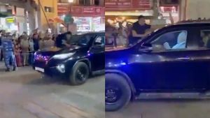 സ്വന്തം തട്ടകത്തിൽ മോദിജിയ്ക്ക് ചെരുപ്പേറ്! കാറിൽ ചപ്പൽ പതിക്കുന്ന വീഡിയോ വൈറൽ