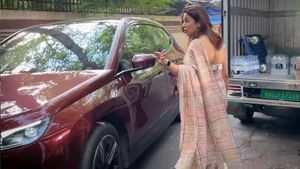 മലയാളത്തിൽ അഭിനയിച്ച പടങ്ങളെല്ലാം പൊട്ടി, രാശി ബോളിവുഡ്; 1.47 കോടിയുടെ ലക്ഷ്വറി കാർ വാങ്ങിയ സുന്ദരിയെ അറിയുമോ?