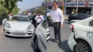 പോർഷയ്ക്ക് ഇപ്പോൾ കഷ്ടക്കാലമാണെന്നാ തോന്നുന്നെ, സിയാസിൽ ഇടിക്കുന്ന വീഡിയോ വൈറൽ