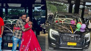 പ്രതിശ്രുത വരന് വില കൂടിയ കാർ സമ്മാനിച്ച് ബിഗ്‌ബോസ് താരം! ഇനി കല്ല്യാണം... 