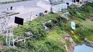 നനഞ്ഞ റോഡിൽ നിയന്ത്രണം വിട്ട് മറിഞ്ഞ് സ്കോഡ കുഷാഖ്, അക്വാപ്ലെയിനിങ്ങിനെ കുറിച്ച് അറിഞ്ഞിരിക്കാം