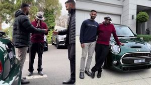 മക്കളായാൽ ഇങ്ങനെ വേണം, പിതാവിൻ്റെ എഴുപതാം ജന്മദിനത്തിൽ മിനി കൂപ്പർ നൽകി ഞെട്ടിച്ച് മകൻ