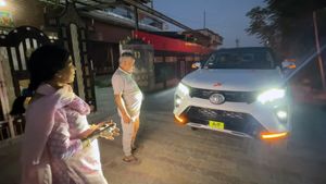 അച്ഛനും അമ്മയ്ക്കും യുട്യൂബറിൻ്റെ സമ്മാനം 60 ലക്ഷം രൂപയുടെ എസ്‌യുവി, കൈയ്യടിച്ച് സോഷ്യൽ മീഡിയ