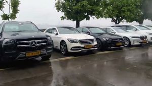 അതിഥികൾക്ക് വരാൻ പോലും കോടികളുടെ വാഹനങ്ങൾ, അംബാനി കല്ല്യാണത്തിലെ ആഡംബര ടാക്സികൾ ഇവരൊക്കെ