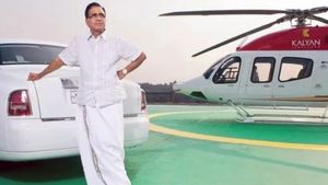 കാറുകളുടെ രൂപത്തിൽ മുറ്റത്ത് കിടക്കുന്നത് കോടികൾ! കല്യാൺ ഗ്രൂപ്പ് അധിപന്റെ ശേഖരം കണ്ടാൽ ഏത് കണ്ണും ഒന്നുതള്ളും