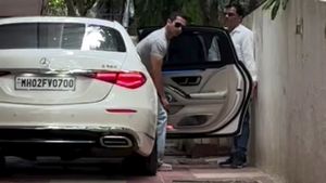 ബോളിവുഡിൻ്റെ 'ഷാഷാ', 3.5 കോടിയുടെ മെയ്ബാക്കിൽ വന്നിറങ്ങുന്ന താരപുത്രൻ്റെ വീഡിയോ വൈറൽ