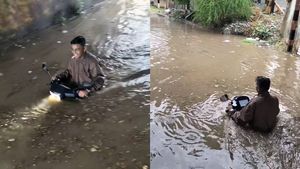 വെള്ളക്കെട്ടിലൂടെ ഇവി സ്കൂട്ടർ ഓടിച്ചാലുള്ള എട്ടിൻ്റെ പണി ഇങ്ങനെ, വഡോദരയിൽ നിന്നുള്ള വൈറൽ വീഡിയോ