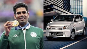 ഒളിമ്പിക് ചാമ്പ്യന്‍ അർഷദ് നദീമിന് സമ്മാനം ആള്‍ട്ടോ! ട്രോളി പാകിസ്താനികള്‍, ചിരിയടക്കാനാകാതെ ഇന്ത്യക്കാര്‍