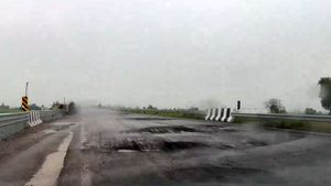 ഈ ഹൈവേയിലൂടെ പോയാല്‍ ജാംനഗറിലല്ല മരണത്തിലേക്കാണ് എത്തുകയെന്ന് പൗരന്‍! കോണ്‍ട്രാക്ടര്‍ക്ക് 50 ലക്ഷം പിഴ