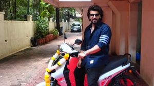 ബോളിവുഡിലെ സെലിബ്രിറ്റികൾക്കിടയിലെ വ്യത്യസ്തൻ, ബിഗൗസ് RUV350 മാക്സ് സ്വന്തമാക്കി കപൂർ കുടുംബത്തിലെ സുന്ദരൻ