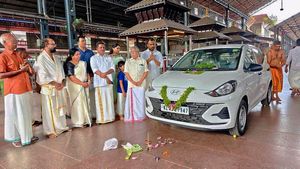 ഗുരുവായൂരപ്പന് കാണിക്കയായി പുതിയ 'കൊറിയൻ കാർ'; 7.02 ലക്ഷത്തിന്റെ വാഹനം വഴിപാടായി കൊടുത്തത് ഭീമൻ കമ്പനി