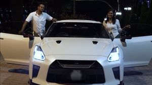 പാനി പൂരി വിറ്റ് ഭര്‍ത്താവിന് സമ്മാനിച്ചത് 2 കോടിയുടെ കാര്‍! ഭാര്യമാരായാല്‍ ഇങ്ങനെ വേണമെന്ന് നെറ്റിസണ്‍സ്