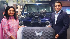 ഥാർ റോക്‌സിന്റെ ആദ്യ മുതലാളിയെ കണ്ടോ? ലേലത്തിൽ പിടിച്ചത് 1.31 കോടിക്ക്; 3-ഡോർ ആദ്യം വാങ്ങിയതും ഇങ്ങേര് തന്നെ