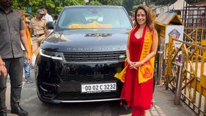 1.75 കോടിയുടെ എസ്‌യുവി പൂജയ്ക്ക് എത്തിച്ച് ബോളിവുഡ് സുന്ദരി, ആളാരാണെന്ന് മനസിലായോ