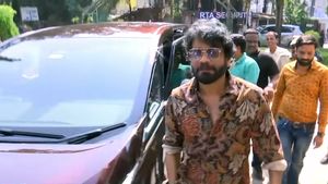 3300 കോടിയുടെ ആസ്തി!അക്കിനേനി കുടുംബത്തിൻ്റെ നട്ടെല്ല്, ആർടിഒ ഓഫീസിൽ എത്തിയ താരത്തിനെ കണ്ടോ