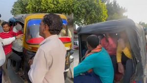 7 സീറ്ററുകളുടെ കച്ചോടം പൂട്ടിക്കുമോ ഈ ഓട്ടോ ചേട്ടൻ? 15 പേരെ കുത്തിനിറച്ചതിന് പൊലീസിൻ്റെ വക സമ്മാനം