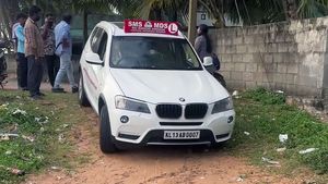 ഡ്രൈവിംഗ്‌ പഠിപ്പിക്കുന്നത് ബിഎംഡബ്ല്യുവിലോ! വണ്ടി വിട്ടോ തലസ്ഥാനത്തേക്ക്, വൈറൽ വീഡിയോ കാണാം