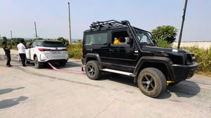 വടംവലിയിൽ ഫോർച്ച്യൂണറിനെ അടിച്ചൊതുക്കിയോ ഗൂർഖ, വീഡിയോ കണ്ടാൽ മനസിലാകും