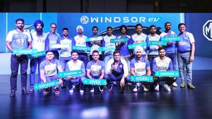 ഏറ്റവും വിൽപ്പനയുള്ള ഇവി 25 പേർക്ക് സമ്മാനിച്ച് എംജി, മലയാളിക്കും കിട്ടി ഒന്ന്; സൂക്ഷിച്ച് നോക്കിയാൽ ആളെ കാണാം