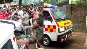 പ്രബുദ്ധ കേരളമേ നിനക്കു പ്രണാമം; കൂട്ടത്തല്ലിന് ഇടയിലും ആംബുലൻസിന് വഴിയൊരുക്കാൻ കാണിച്ച ആ മനസുണ്ടല്ലോ!