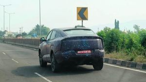 ലോഞ്ചിന് മുൻപേ ക്യാമറക്കണ്ണിൽ കുടുങ്ങി മഹീന്ദ്രയുടെ ഇവി, വൈറൽ ചിത്രങ്ങൾ കാണാം