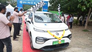 ഒറ്റദിവസം ഇത്രയധികം ഇലക്ട്രിക് കാര്‍ ഡെലിവറി ചെയ്‌തെന്നോ! വില കേട്ടതോടെ ഷോറൂം നിറഞ്ഞു