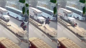 ഡിവൈഡർ ചതിച്ചാശാനേ! പറന്ന് ചെന്നത് പിക്കപ്പിൻ്റെ മുന്നിലേക്ക്, വൈറൽ വീഡിയോ കാണാം