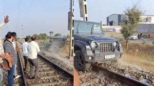 അടിച്ച് പൂസായി ഥാർ ഡ്രൈവർ, റെയിൽവേ ട്രാക്കിലൂടെ വാഹനമോടിച്ച് അകത്തായി