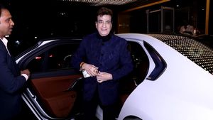 ചെയ്ത 200 പടങ്ങളില്‍ 121 എണ്ണവും ഹിറ്റ്! കോടികളുടെ ബിഎംഡബ്ല്യുവില്‍ വന്നിറങ്ങിയ ആദ്യകാല ചോക്ലേറ്റ് ഹീറോ