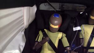 കാറിൽ കുട്ടികളെ നിങ്ങൾ മടിയിൽ ഇരുത്തുന്നുണ്ടോ, എയർബാഗിൻ്റെ ഗുണവും ദോഷവും അറിഞ്ഞിരിക്കാം