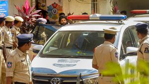 ഉള്ളില്‍ സങ്കടം ഉണ്ട് ട്ടോ, അല്ലുവിന്റെ യാത്ര സര്‍ക്കാര്‍ വണ്ടിയില്‍! വിതുമ്പലോടെ പോര്‍ച്ചിലെ റോള്‍സ് റോയ്‌സ്