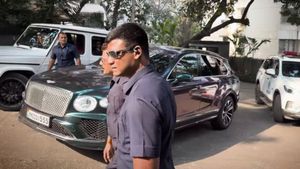 5 കോടിയുടെ 'നിറംമാറുന്ന' കാറില്‍ ബോളിവുഡ് നടന്റെ വീട്ടിലെത്തിയ കോടീശ്വരപുത്രി! പേരിലെ 'വാല്' കേട്ടാല്‍ അറിയും