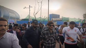 മമ്മൂട്ടിയോ മോഹന്‍ലാലോ വന്നാല്‍ ഇത്രയും ആള്‍ക്കൂട്ടമുണ്ടാകുമോ! റേഞ്ച് റോവറില്‍ വന്നയാളുടെ പേര് കേട്ടാൽ അറിയും 