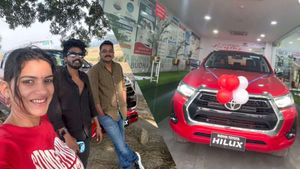 വീട്ടിലെത്തും മുമ്പേ ഫസ്റ്റ് സർവീസ് കഴിഞ്ഞു; പുത്തൻ പിക്കപ്പിൽ രശ്മിക്കും രാഹുലിനും മറക്കാനാകാത്ത ആദ്യയാത്ര