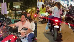 കാമുകനൊപ്പം 12 ലക്ഷത്തിന്റെ സ്കൂട്ടറിൽ കറങ്ങാനിറങ്ങി സ്വപ്‌ന സുന്ദരി: എല്ലാവരും ചോദിക്കുന്നത് ആ കാര്യം