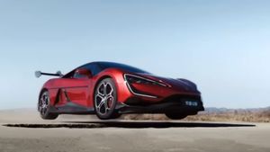 ജെയിംസ് ബോണ്ട് സിനിമയിലെ രംഗമല്ല! കുഴിയും ഗട്ടറും 'ചാടിക്കടക്കുന്ന' ഇലക്ട്രിക് കാര്‍, അതും ആളില്ലാതെ